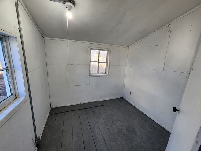 Building Photo - Spacious 3 Bedroom 1.5 Bathroom Home
