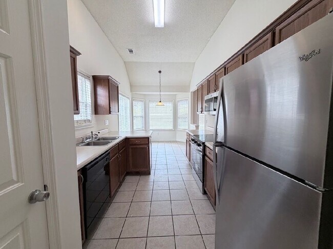 Building Photo - 3 bed, 3 bath with a bonus area over 2,000 Sq/ft in Cordova
