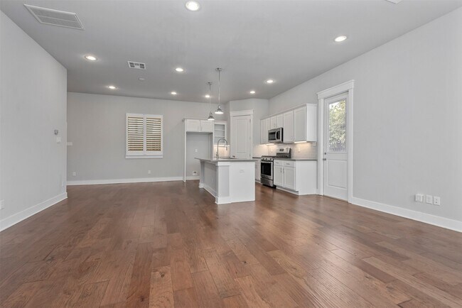 Building Photo - 909 Oak St