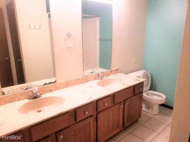 Building Photo - 2 br, 2 bath Condo - 2421 Yellowstone #2202
