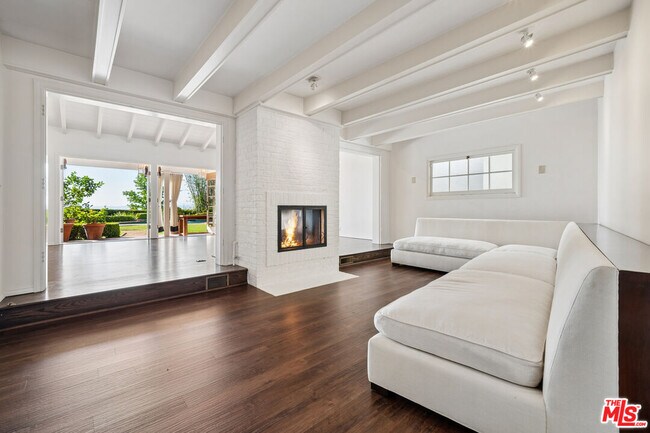 Building Photo - 8050 Mulholland Dr