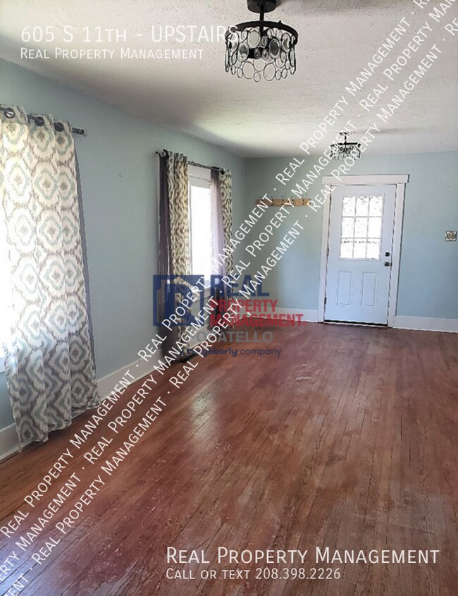 Building Photo - 605 S 11th-UPSTAIRS