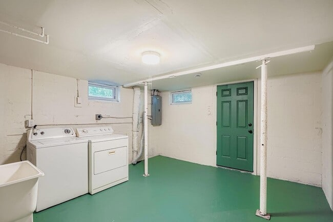 Building Photo - 610 Fairview Ave N