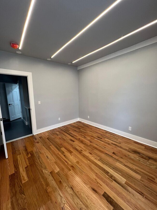 Building Photo - 423 Shelton Ave