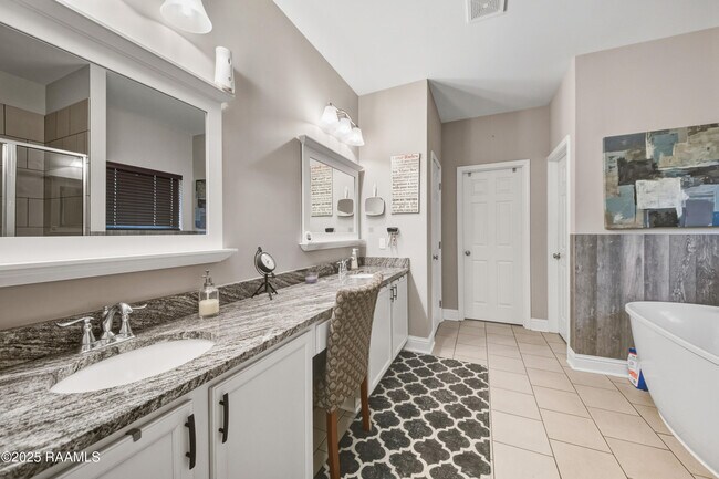 Building Photo - 213 E Peck Blvd