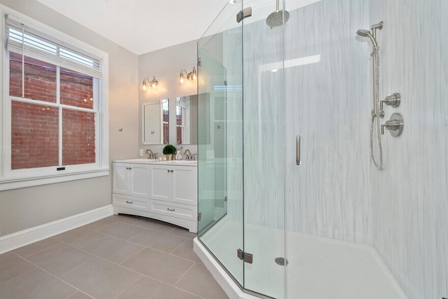 Building Photo - 6 W 4th St