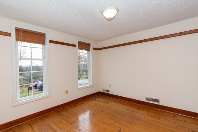 Building Photo - 562 Smithfield Ln
