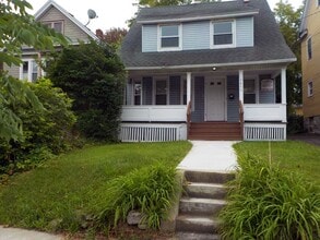 Building Photo - Available 8/1/26- Spacious and Open Two St...