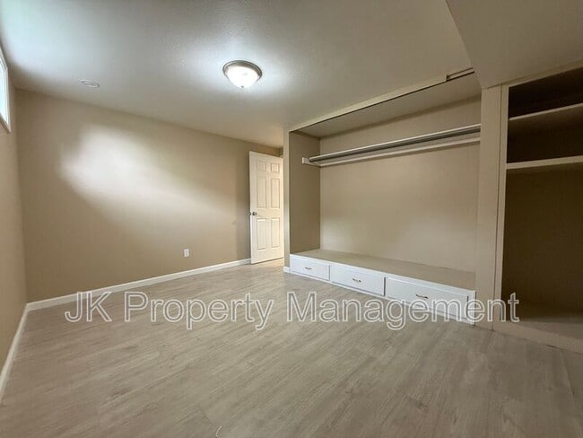 Building Photo - 530 21st Ave NE