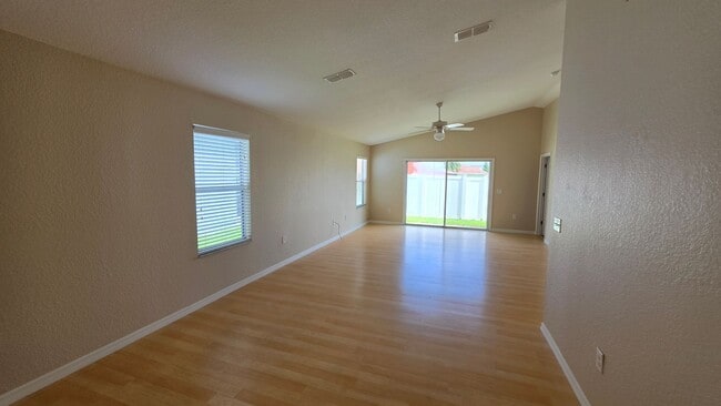 Building Photo - 4900 NE 123rd Ln