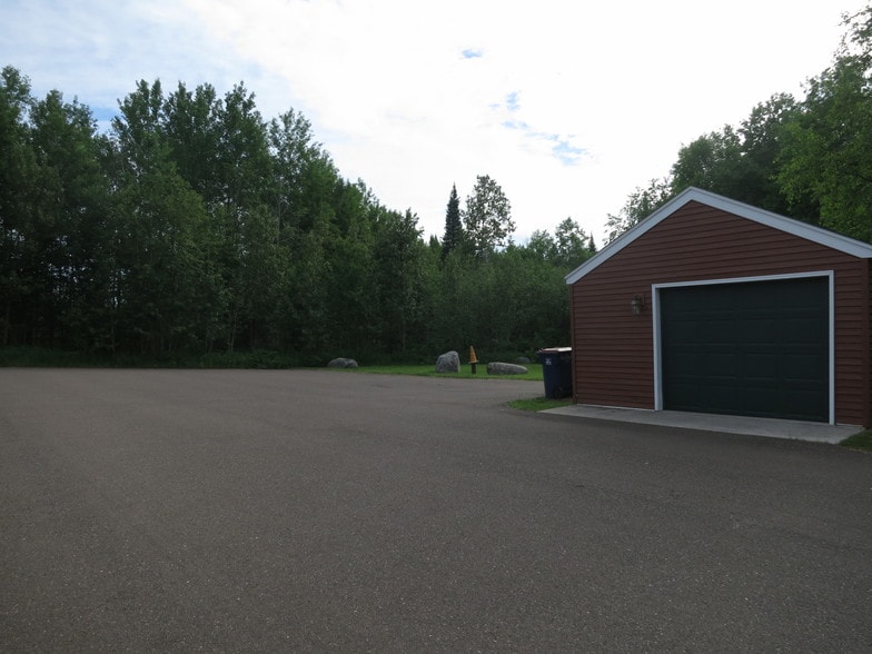 5185-3 Single car garage - 5185 Samuelson Rd