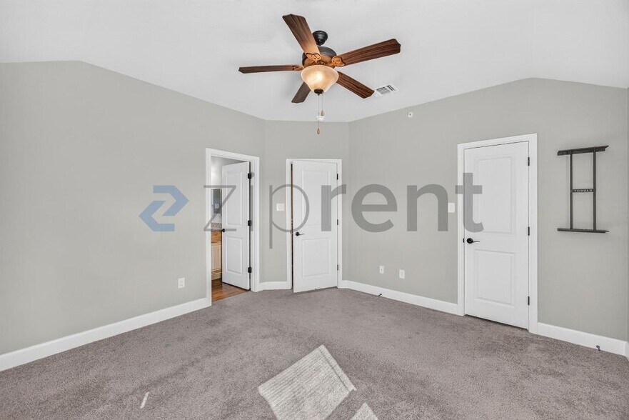 Building Photo - Unit 101