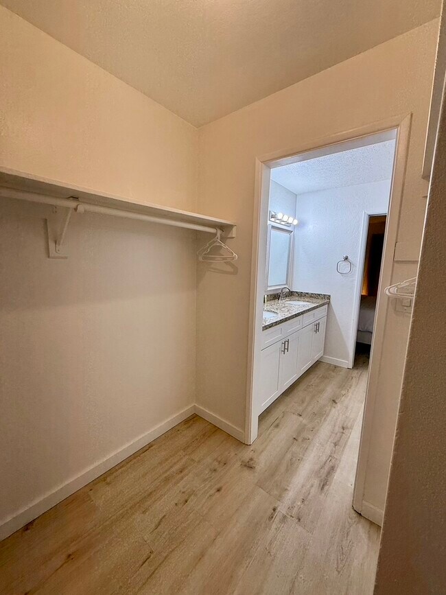 Building Photo - 3301 E Earll Dr