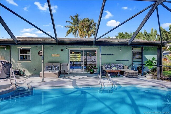 Building Photo - 905 SE Flamingo Ave