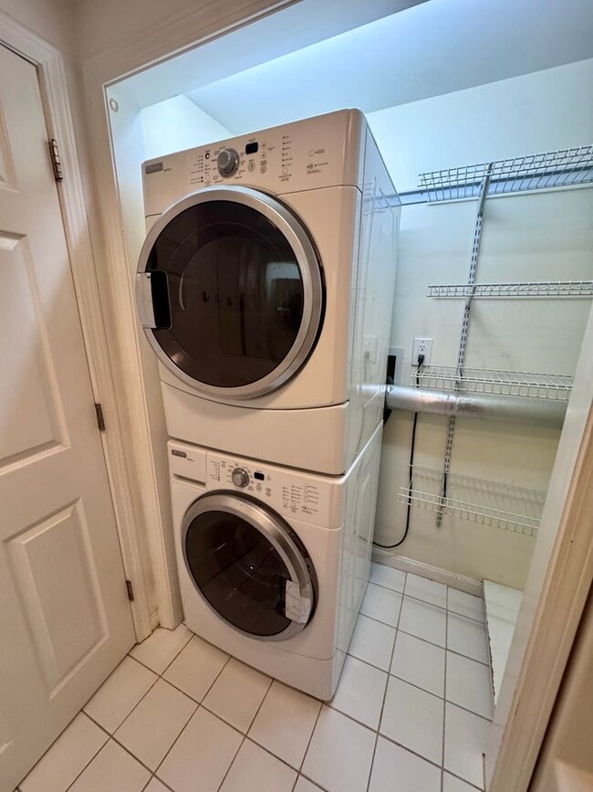 Building Photo - Two Bed Condo | Downtown Portsmouth | Off Street Parking | Washer/Dryer