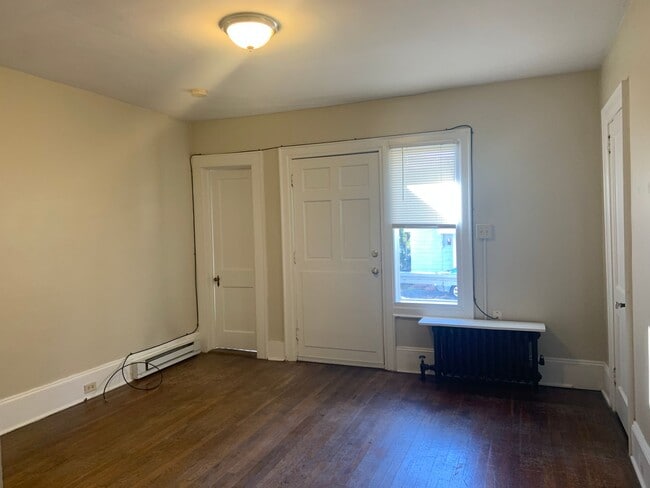 Building Photo - 1 Bedroom in Glenwood Area with Water Included