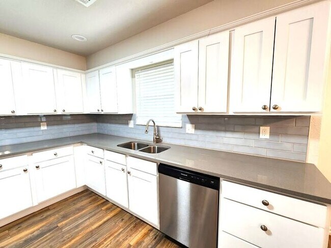 Building Photo - 4 Bed 2.5 Bath 2 Car Garage in Camelot Addition NW OKC