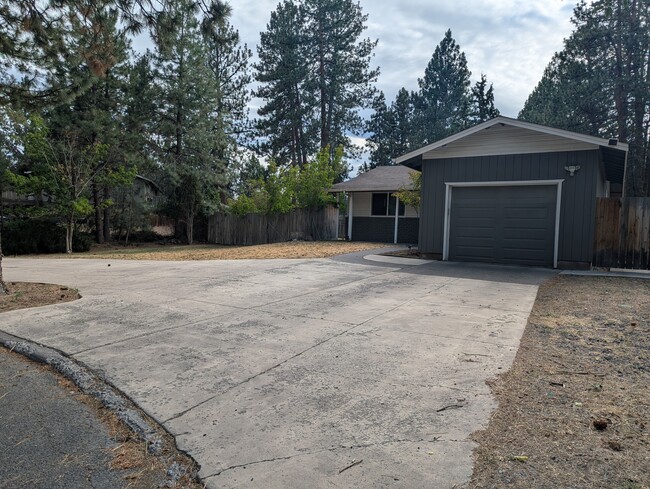 Building Photo - 60865 Jasmine Pl