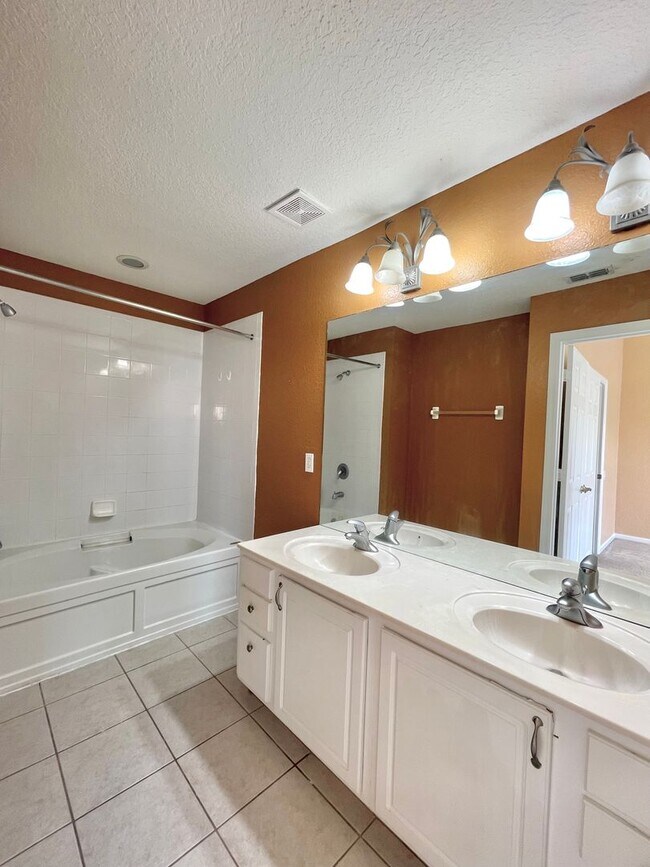 Building Photo - $1,690 2 BED / 2.5 BATH - 2 Story Townhouse