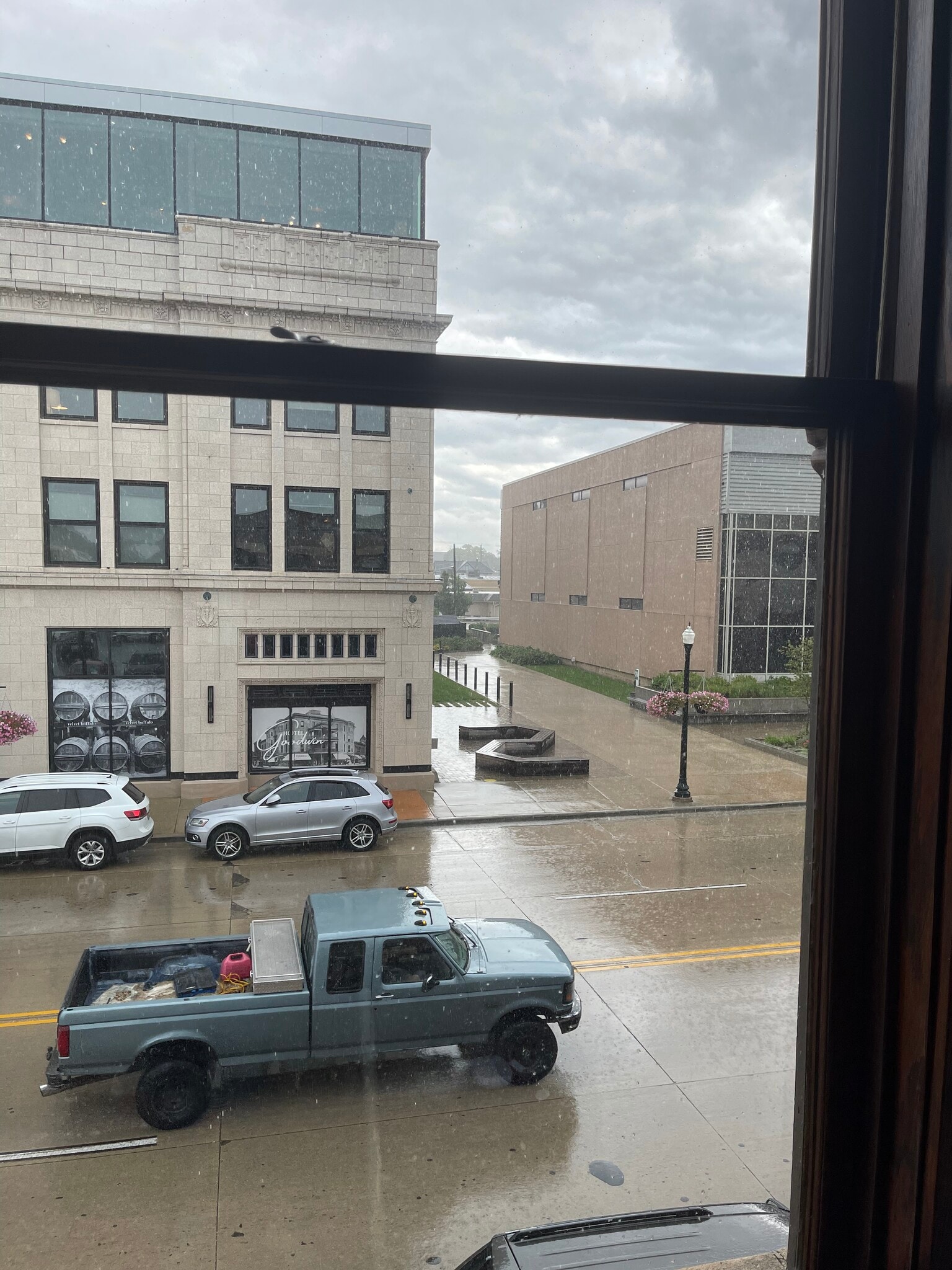 Building Photo - 418 Pleasant St