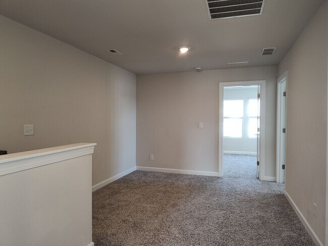 Building Photo - Beautiful 3 bedroom, 2.5 bathroom townhome in Belterra!