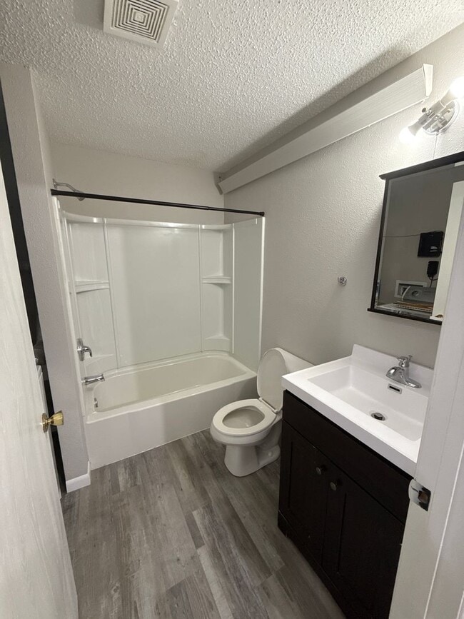 Building Photo - 2 bedroom Town House