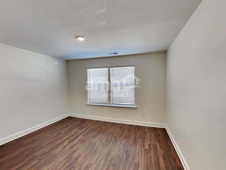 Building Photo - 624 Rivermist Dr