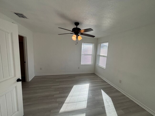 Building Photo - Spacious End-Unit Townhome in Prime Northe...
