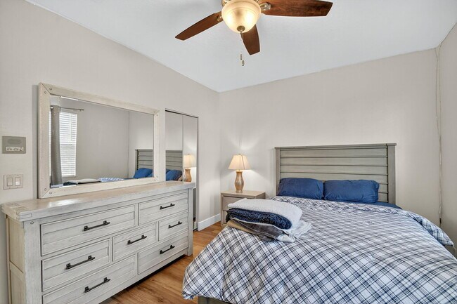 Building Photo - 9167 Oak Alley Dr