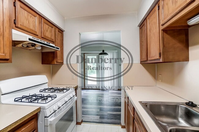 Building Photo - 3164 Kylemore Rd