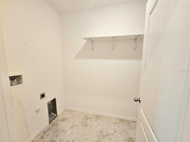 Building Photo - 3050 Beacon Dr