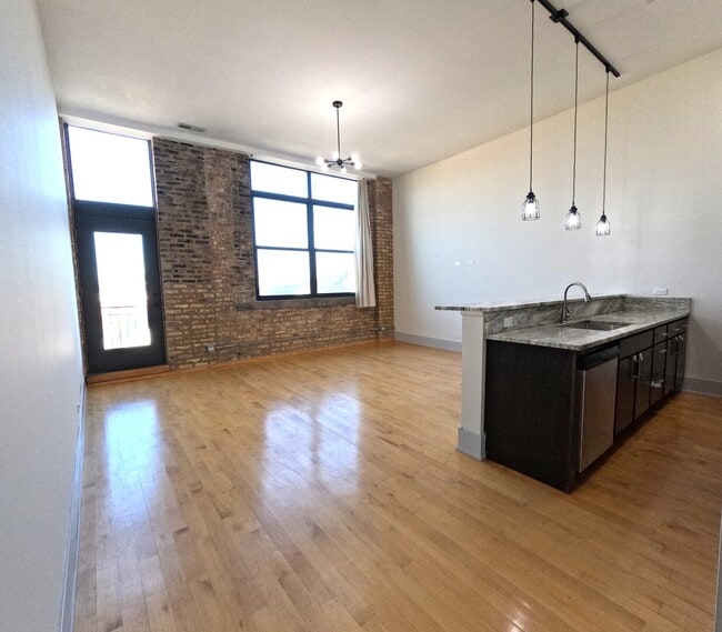 Building Photo - 1432 W 21st St