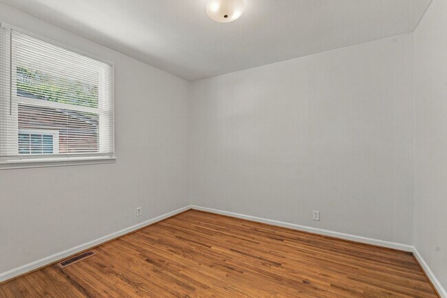 Building Photo - 634 James Ave
