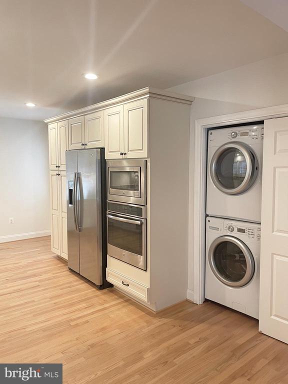 Building Photo - 9309 Main St