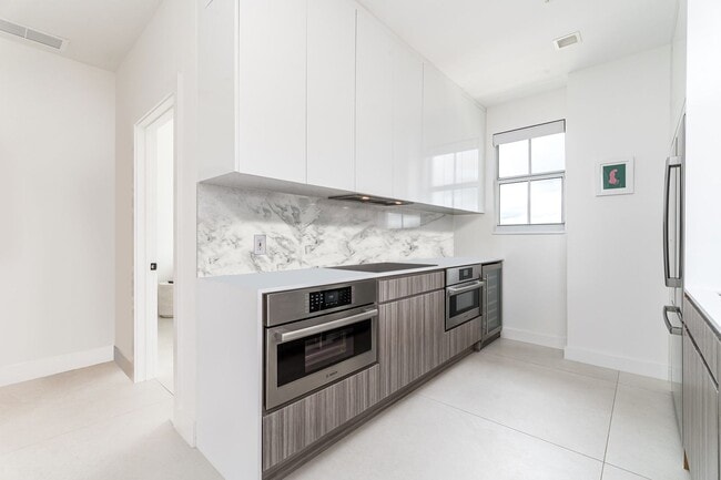 Building Photo - Top Floor Waterfront Condo - Renovated 1 B...