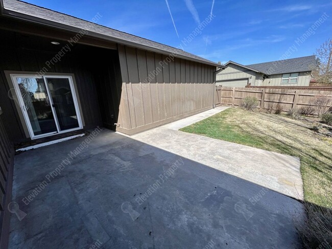 Building Photo - Updated single level 3 BR home in SE Bend ...