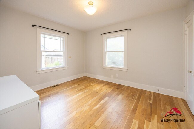 Building Photo - 2407 NE Skidmore St