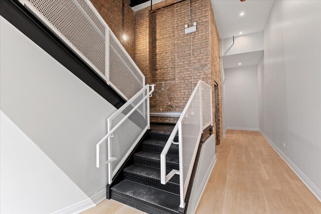 Building Photo - 1934 W North Ave