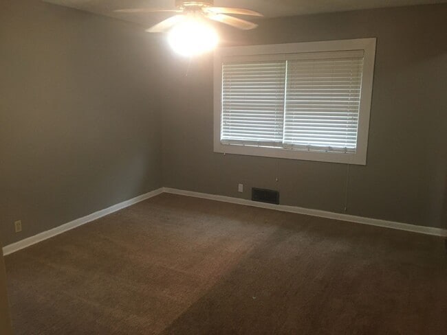 Building Photo - 3 Bedroom / 2 Bath Home Located Minutes from Downtown Lowell!