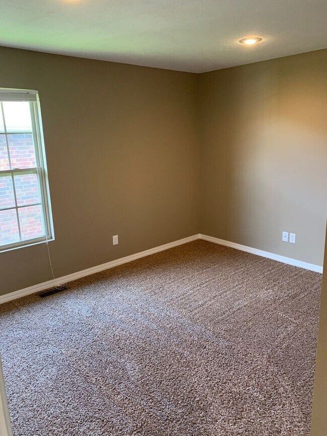 Building Photo - 3 Bedroom Home in South Springfield