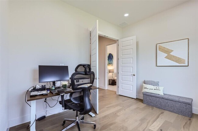 Building Photo - 704 Palamos Dr