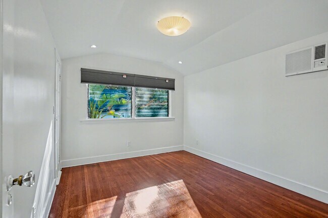 Building Photo - Charming 2-Bedroom Back House in Prime Pasadena Location