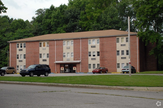Primary Photo - Mishoe Towers Apartments