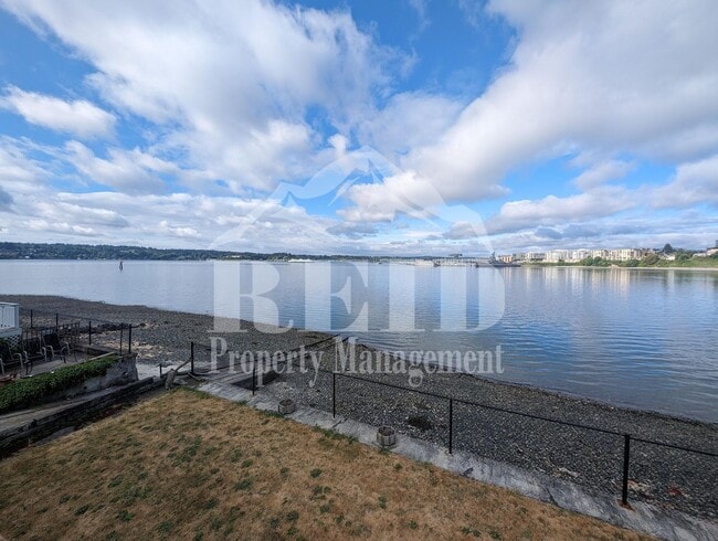 Building Photo - 305/307 Shore