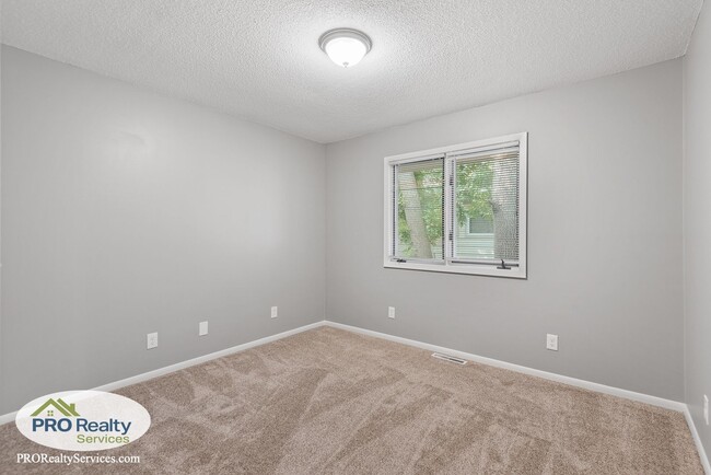 Building Photo - 5 Bedroom Home in Crystal