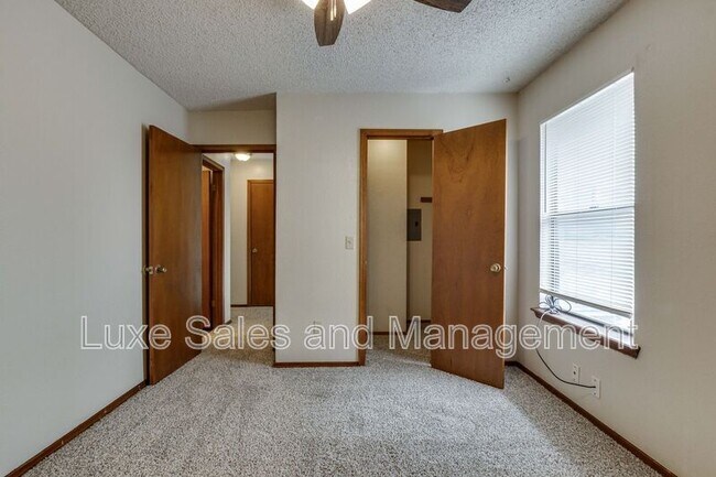 Building Photo - 1705 N Gleason Ave
