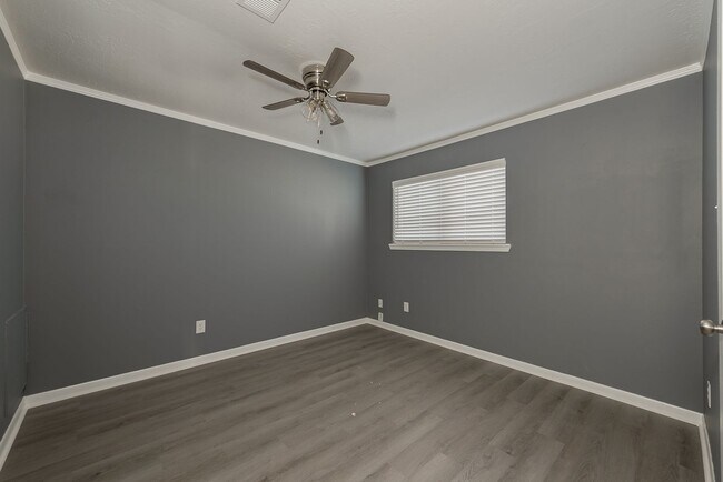 Building Photo - 3 Bed, 1.5 Bath Townhome in Bryan for August Move In!