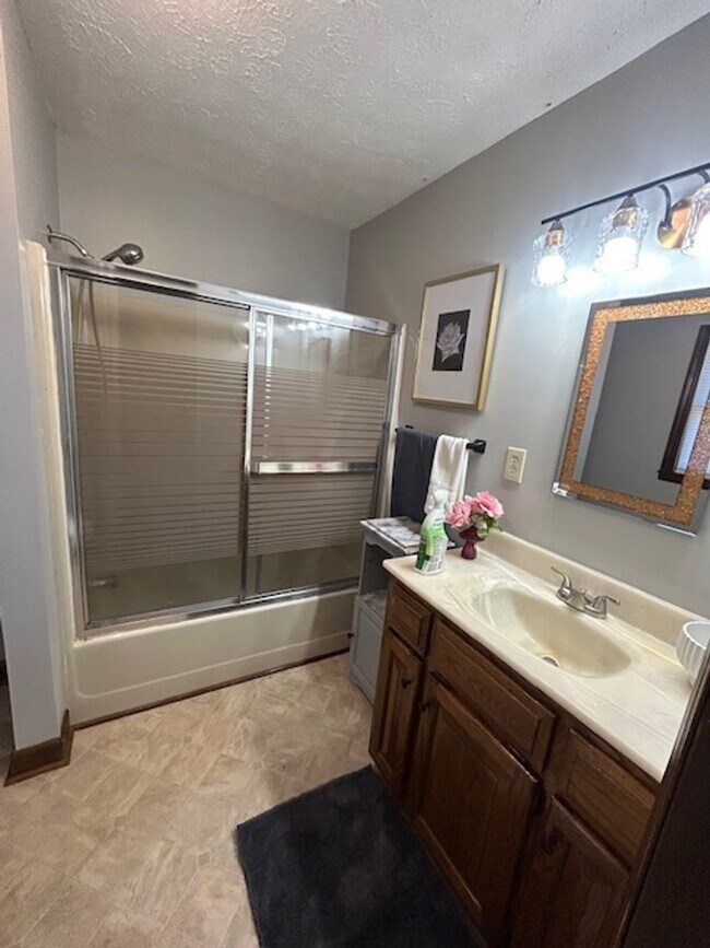 Building Photo - 3 Bedroom, 2 Bath Home