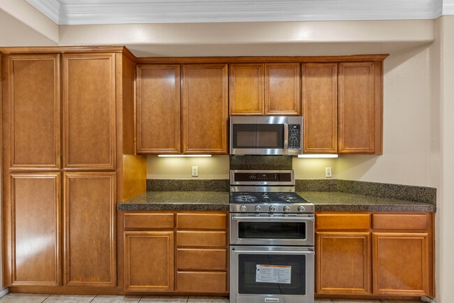 Building Photo - 9447 Hendrix Ln