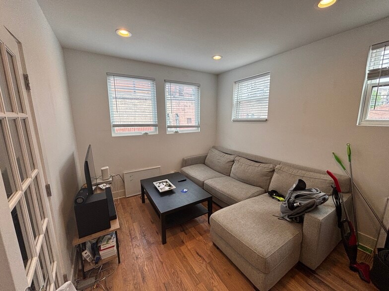 Living room (as seen from kitchen) - 1401 N Mohawk St